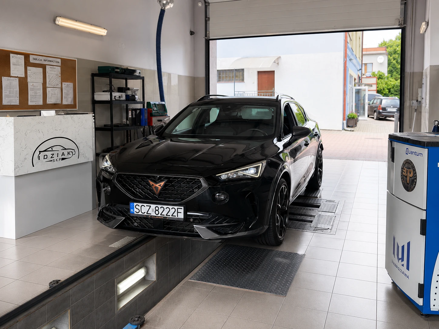 Badanie techniczne samochodu Cupra na stanowisku diagnostycznym